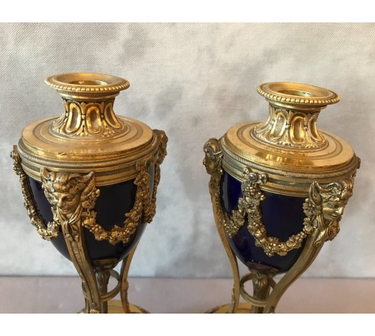 Paire de cassolettes formant des bougeoirs en bronze et porcelaine d’époque 19ème