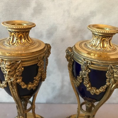 Paire de cassolettes formant des bougeoirs en bronze et porcelaine d’époque 19ème