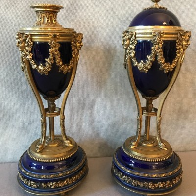 Paire de cassolettes formant des bougeoirs en bronze et porcelaine d’époque 19ème