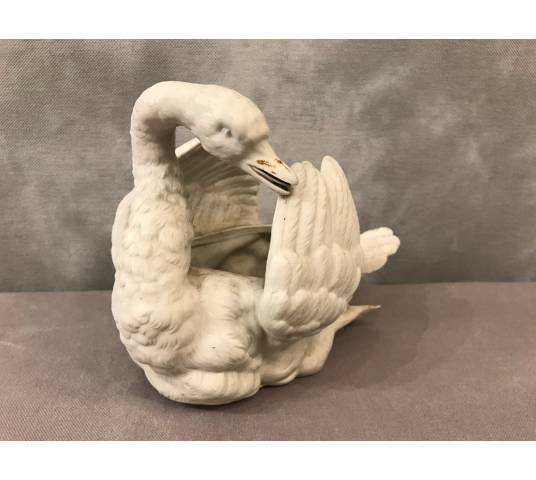 Petit cygne en porcelaine de biscuit d'époque 19 ème