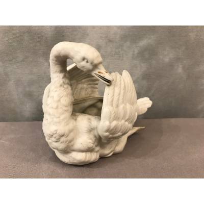 Petit cygne en porcelaine de biscuit d'époque 19 ème