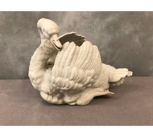 Petit cygne en porcelaine de biscuit d'époque 19 ème