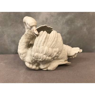 Petit cygne en porcelaine de biscuit d'époque 19 ème