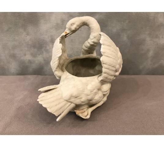 Petit cygne en porcelaine de biscuit d'époque 19 ème