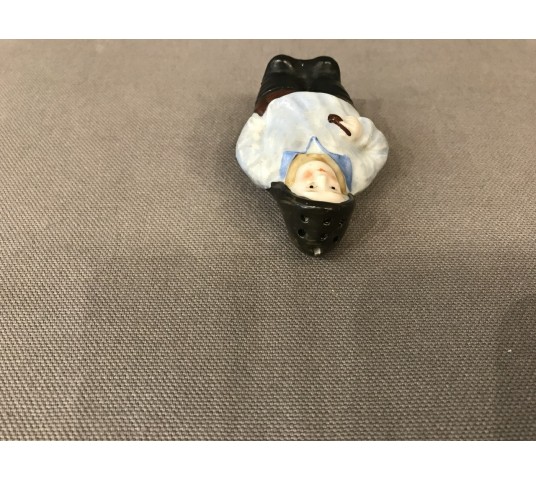 Salier Petit marin à la pipe en porcelain miniature d' epoch 19ème
