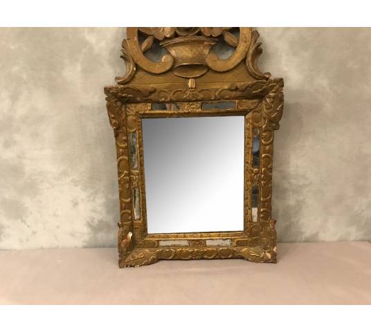 Joli miroir en bois doré d'époque 18 ème Louis XV avec sa glace ancienne