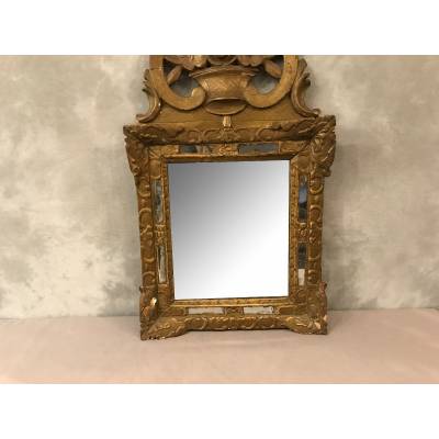 Joli miroir en bois doré d'époque 18 ème Louis XV avec sa glace ancienne