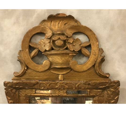 Joli miroir en bois doré d'époque 18 ème Louis XV avec sa glace ancienne
