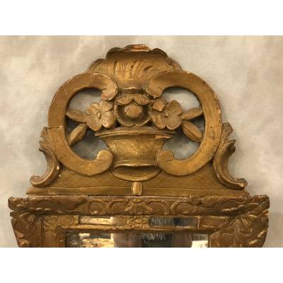 Joli miroir en bois doré d'époque 18 ème Louis XV avec sa glace ancienne