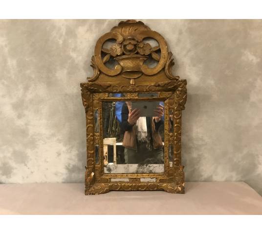 Joli miroir en bois doré d'époque 18 ème Louis XV avec sa glace ancienne