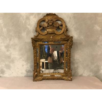 Joli miroir en bois doré d'époque 18 ème Louis XV avec sa glace ancienne