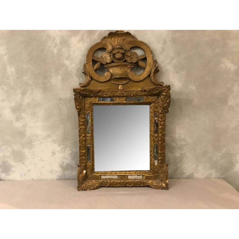 Joli miroir en bois doré d'époque 18 ème Louis XV avec sa glace ancienne