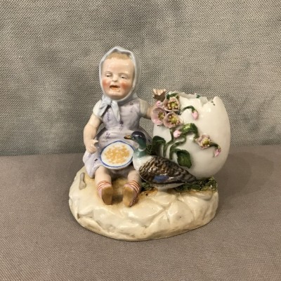 Petite fille en porcelaine au bras armé d’époque 19ème en Vieux Paris