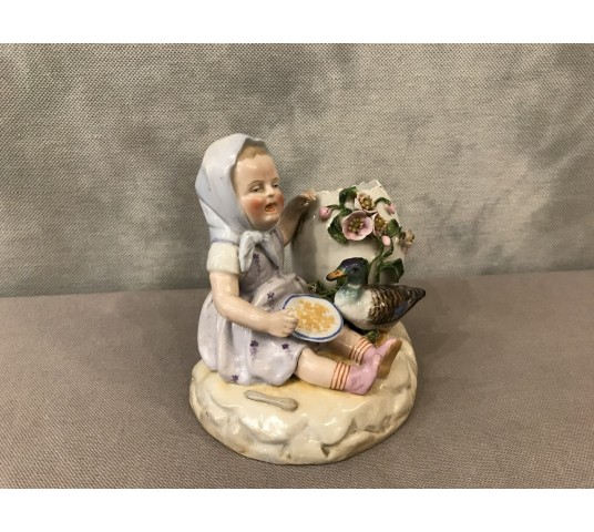 Little girl in porcelain to the armed wing of the period 19ème in Old Paris