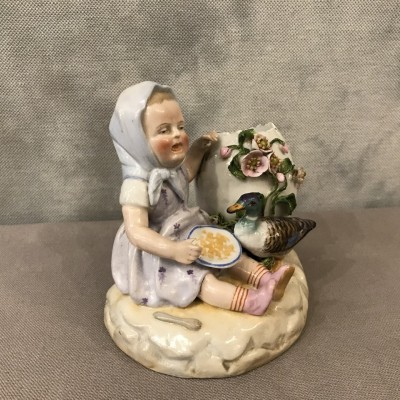 Petite fille en porcelaine au bras armé d’époque 19ème en Vieux Paris