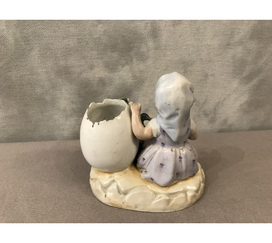 Little girl in porcelain to the armed wing of the period 19ème in Old Paris