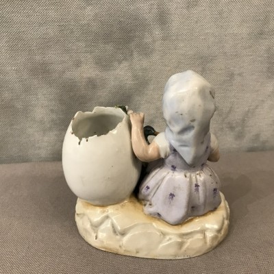 Petite fille en porcelaine au bras armé d’époque 19ème en Vieux Paris