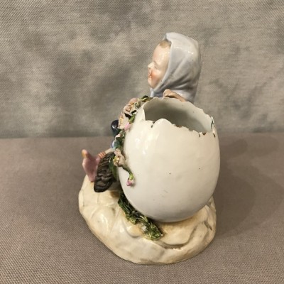 Petite fille en porcelaine au bras armé d’époque 19ème en Vieux Paris