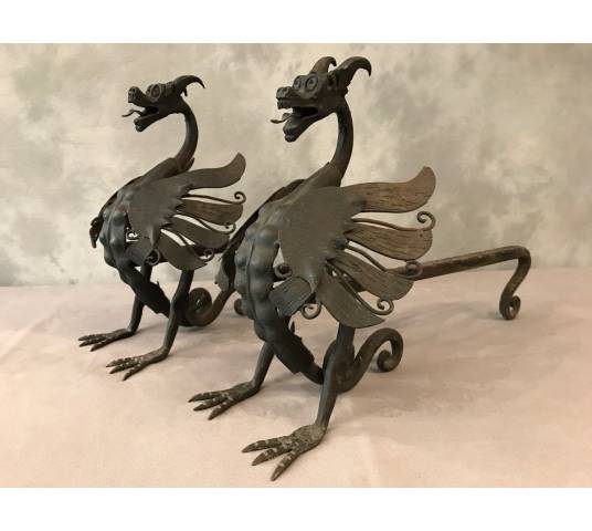 Paire de chenets en fer vers 1950 modèle aux dragons