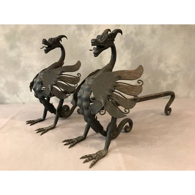 Paire de chenets en fer vers 1950 modèle aux dragons