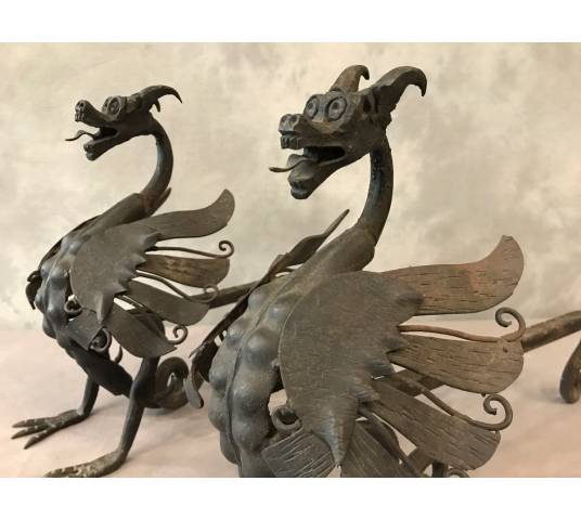 Paire de chenets en fer vers 1950 modèle aux dragons