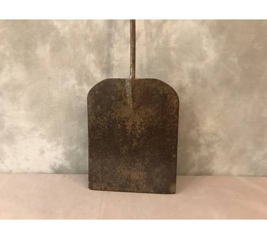 Beautiful and rare palette, pelle with iron cakes of period 18 th