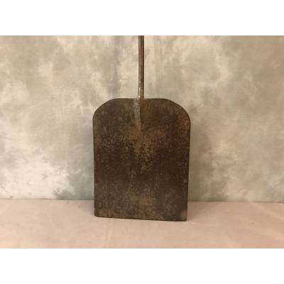 Beautiful and rare palette, pelle with iron cakes of period 18 th