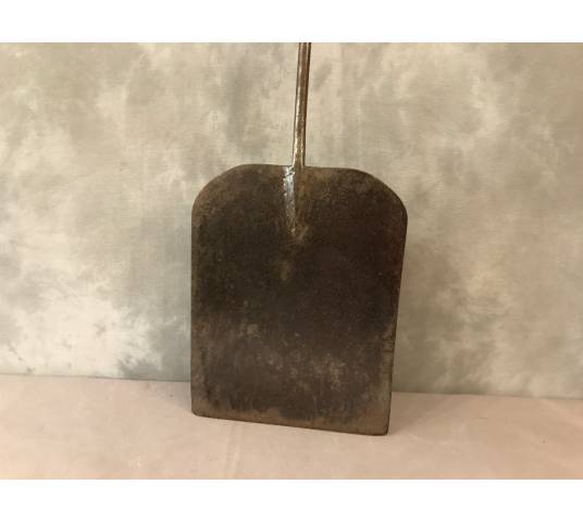 Beautiful and rare palette, pelle with iron cakes of period 18 th