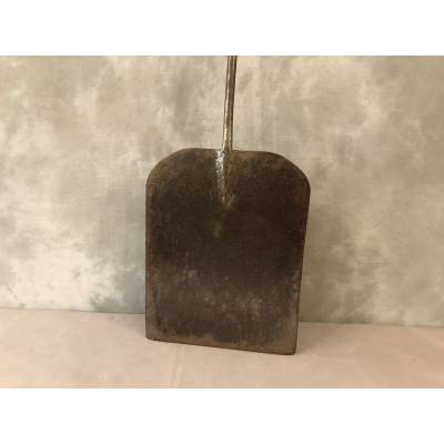 Beautiful and rare palette, pelle with iron cakes of period 18 th