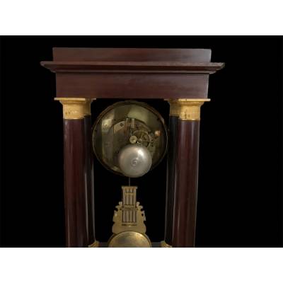 Belle pendule portique à colonnes Empire en acajou d'époque 19 ème