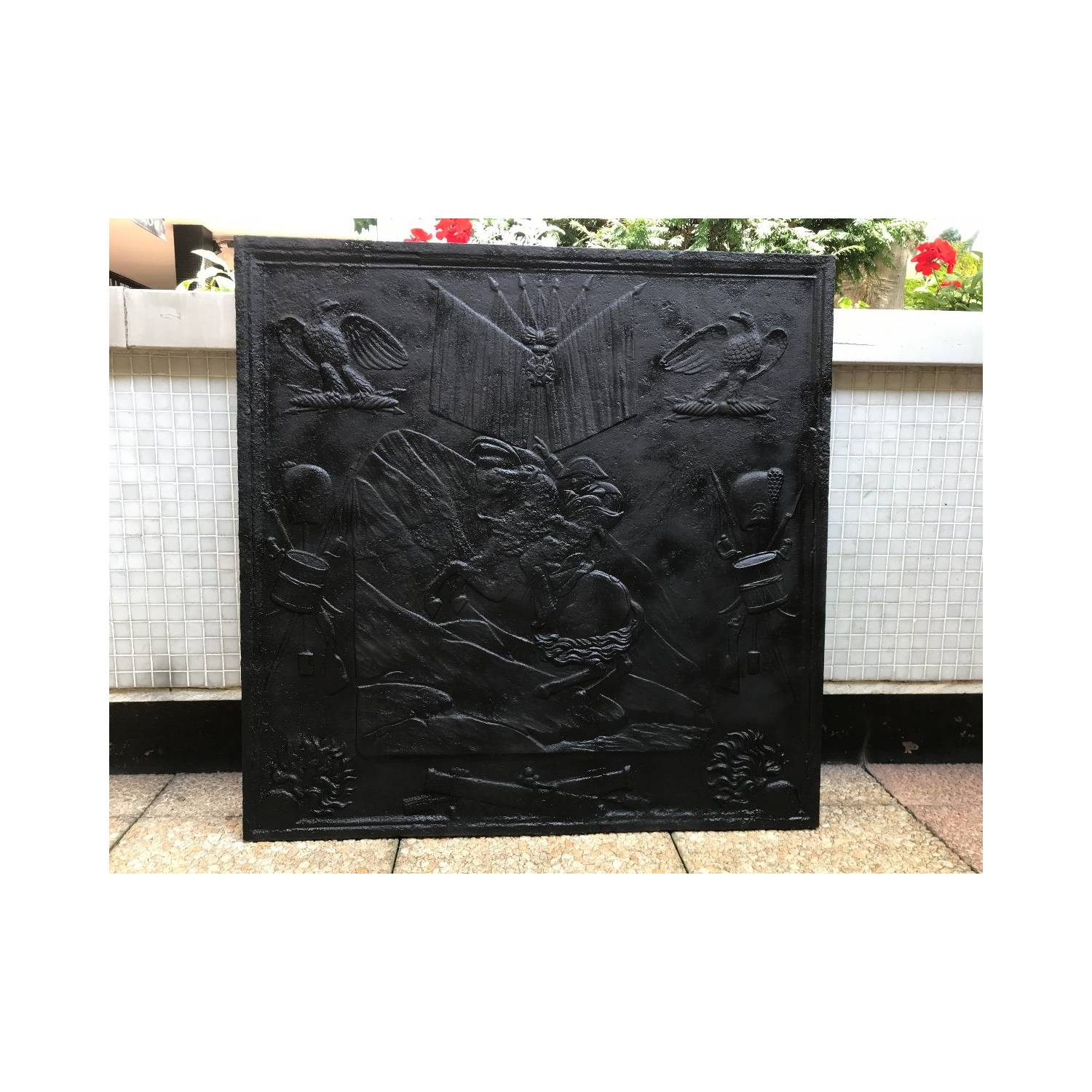 Plaque de cheminée en fonte peinte en noire d'époque 19 ème motif