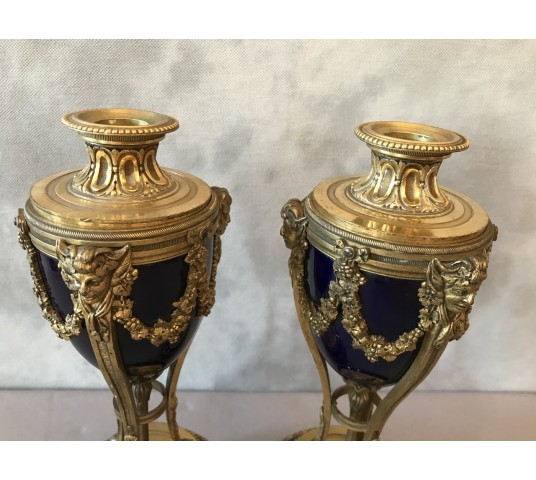 Paire de cassolettes formant des bougeoirs en bronze et porcelaine d’époque 19ème