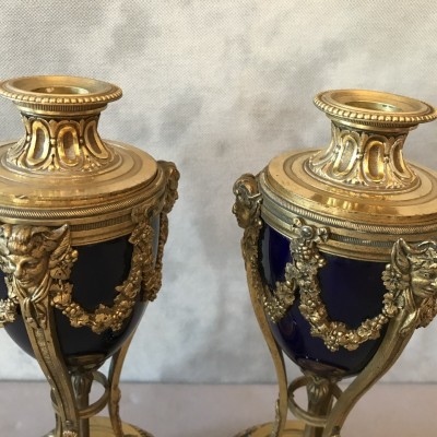 Paire de cassolettes formant des bougeoirs en bronze et porcelaine d’époque 19ème