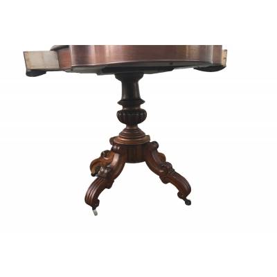 Guéridon table to walnut with a period in the shape of the violin of epoch 19 th