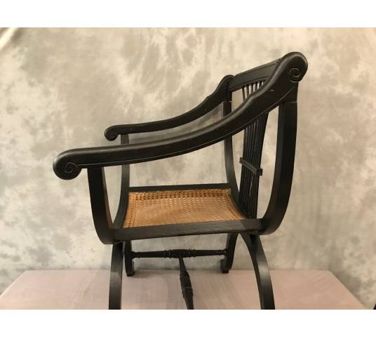 Fauteuil Dagobert curule en bois noirci vers 1900