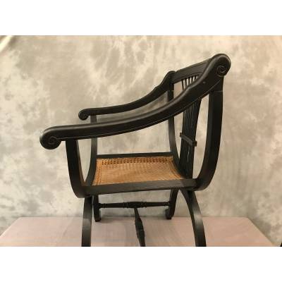 Fauteuil Dagobert curule en bois noirci vers 1900