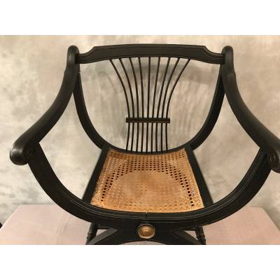 Fauteuil Dagobert curule en bois noirci vers 1900