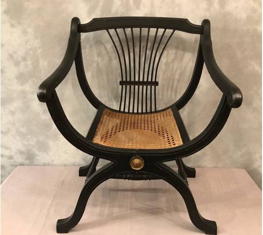 Fauteuil Dagobert curule en bois noirci vers 1900