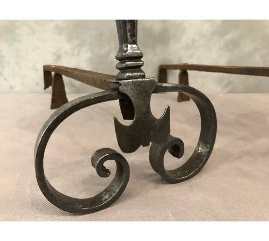Paire de chenets anciens en fer d'époque fin 17 ème