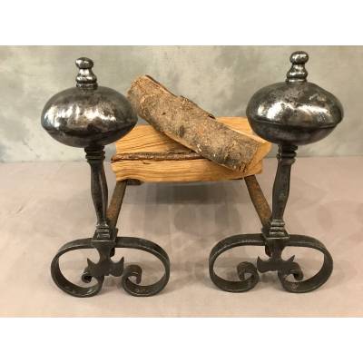 Paire de chenets anciens en fer d'époque fin 17 ème