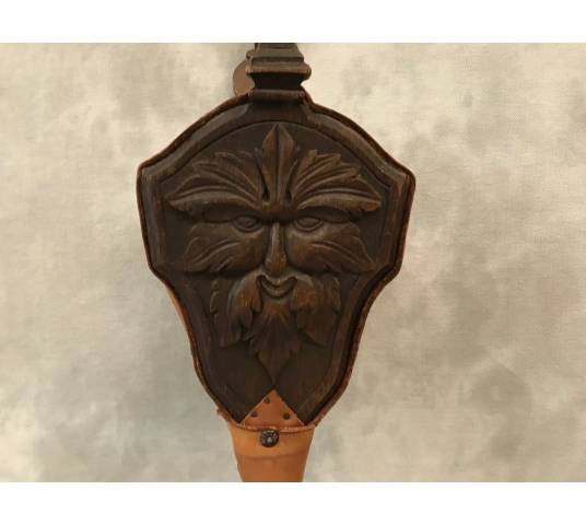 Soufflet in oak sculpted with a decor of a day's head 19 th