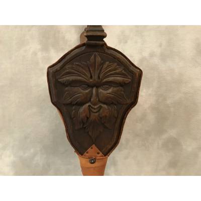 Soufflet in oak sculpted with a decor of a day's head 19 th