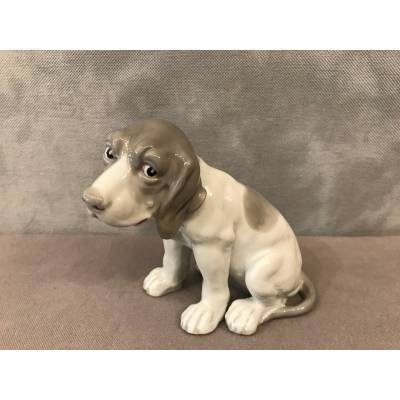 Raving small dog in porcelain from Copenhagen at the end of 19 th