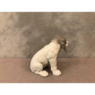 Raving small dog in porcelain from Copenhagen at the end of 19 th