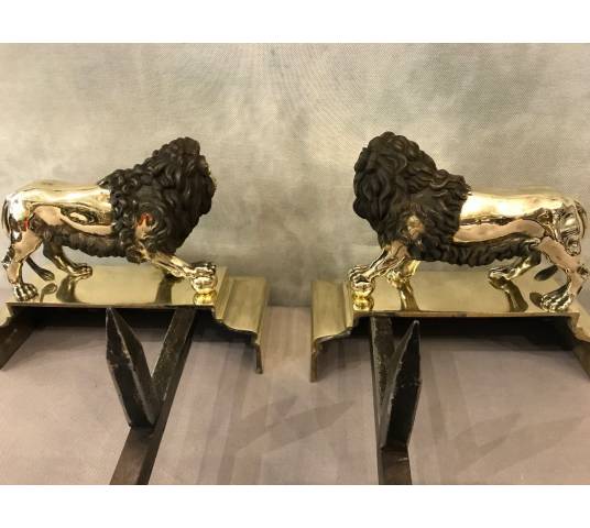 Belle paire de chenets anciens en bronze d'époque 19 ème modèle aux lions