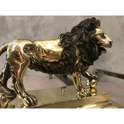 Belle paire de chenets anciens en bronze d'époque 19 ème modèle aux lions