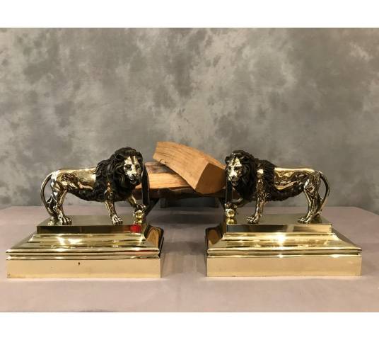Belle paire de chenets anciens en bronze d'époque 19 ème modèle aux lions